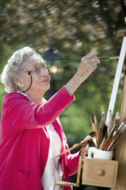 Seniorin beim Malen