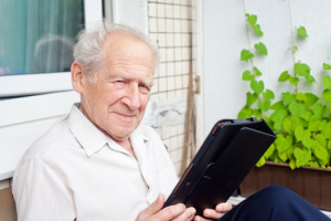 Auch Tablets eignen sich für Senioren, die Sehschwierigkeiten haben. © Anna Lurye - Fotolia.com